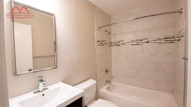 Building Photo - 5160 Westdale Dr