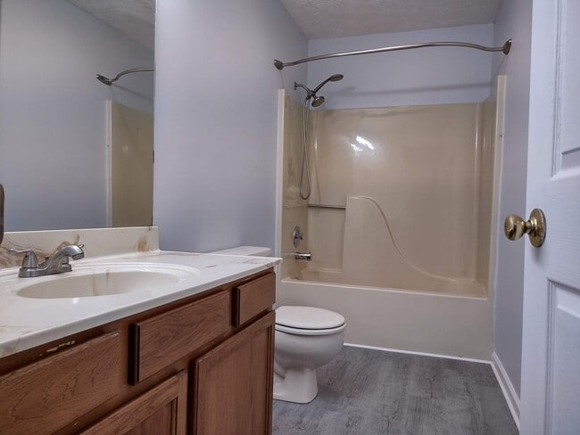 Building Photo - 2 bedroom 1.5 bath condo near ETSU