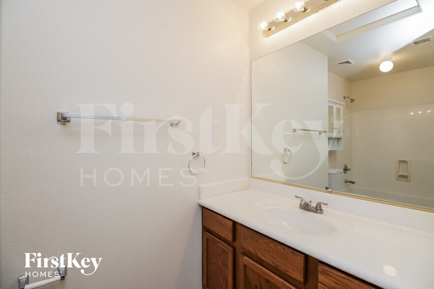 Building Photo - 284 W Jersey Way