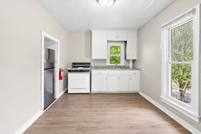 Interior Photo - 2321 Iowa St - Cedar Falls