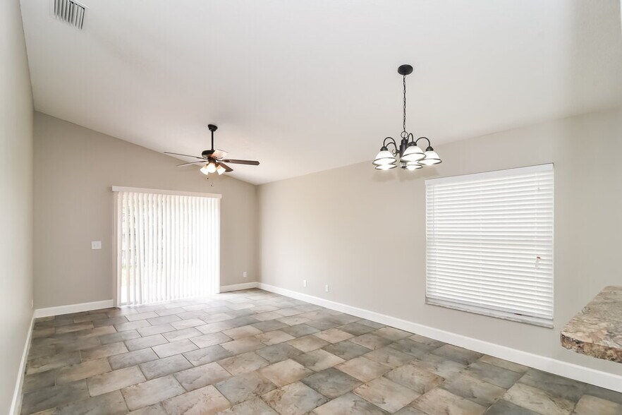 Building Photo - 2025 Donegan Pl