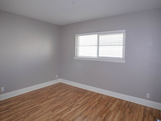 Building Photo - 2BD/2BA Dual Master Condo of secured building in highly sought after Boutique Bella Capri building.