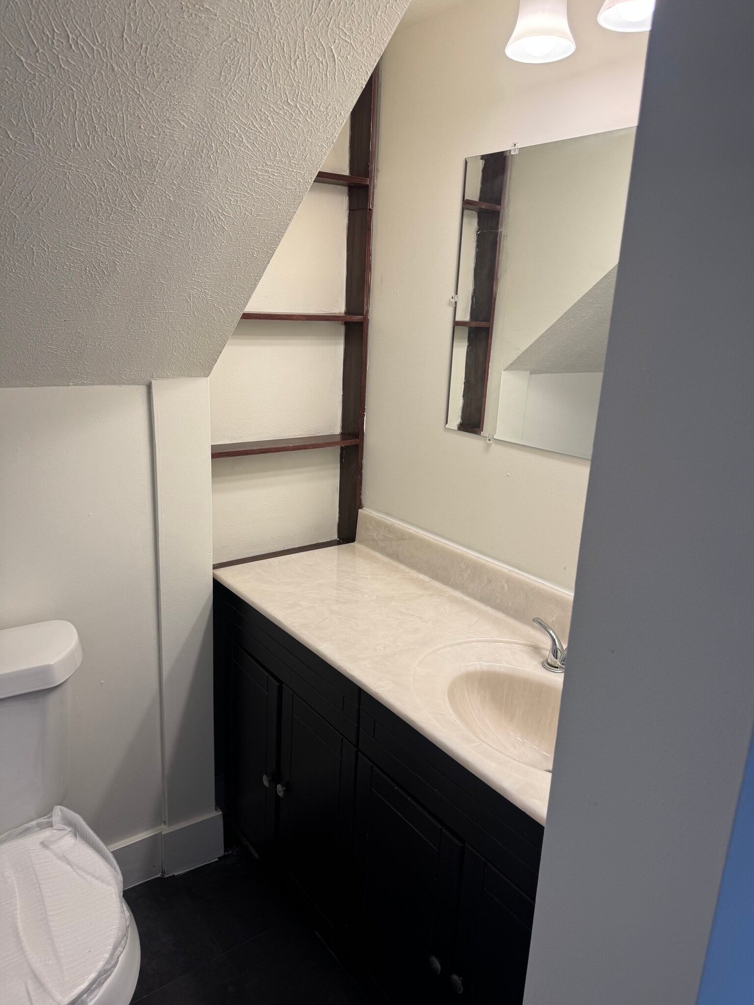 Building Photo - 832 Wealthy St SE