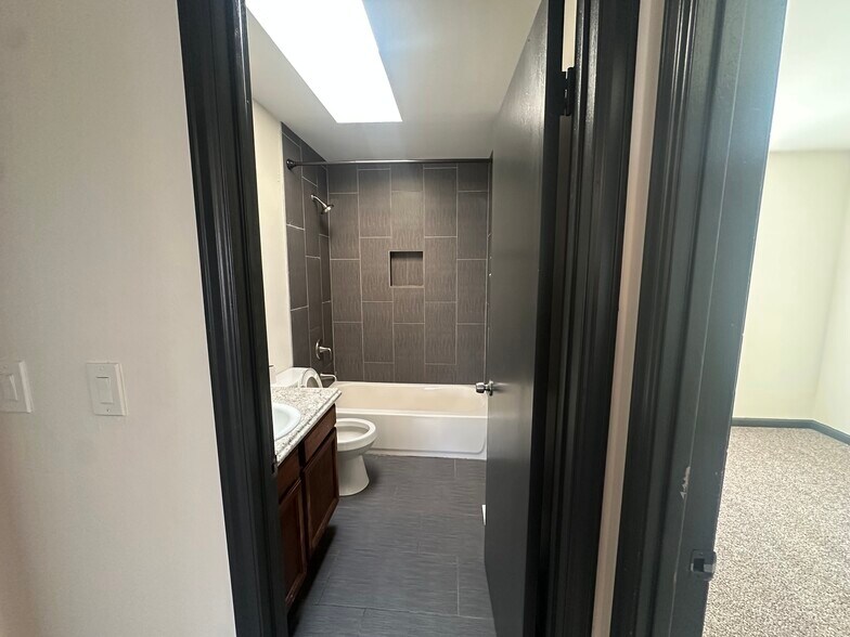 Building Photo - 2710 Hangtree Ct