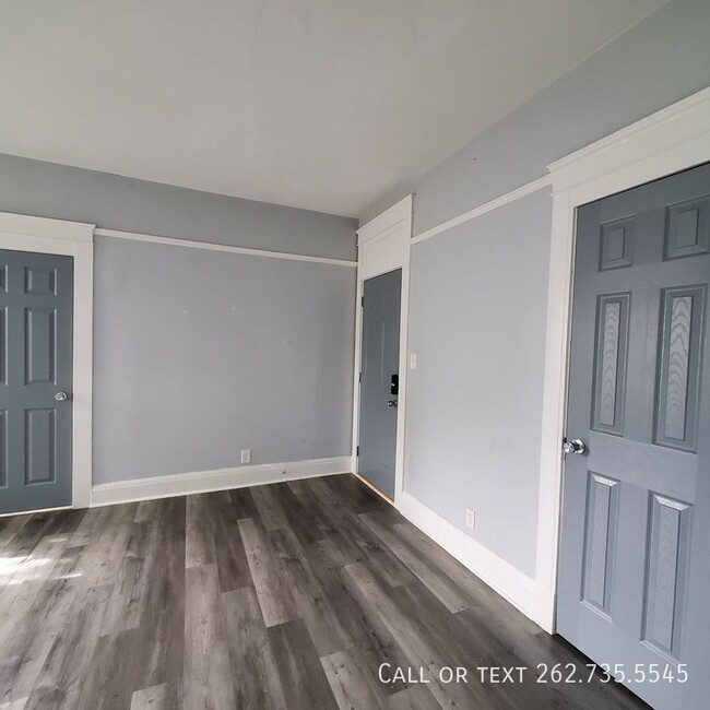 Building Photo - Charming 1 Bed 1 Bath Apartment in Prime L...