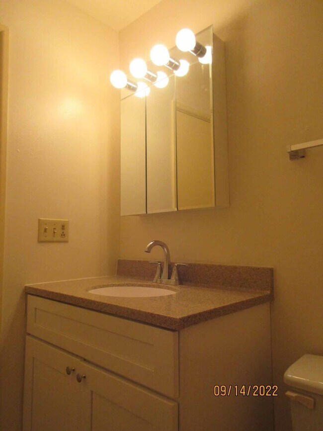 Building Photo - Available October 2025 Remodeled 2 Bedroom...