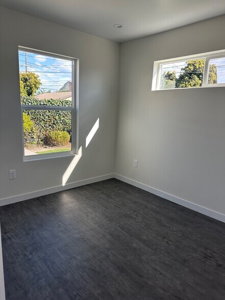 bedroom - 946 E 105th St