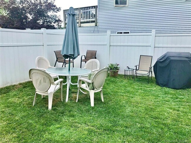 Building Photo - 702 E Broadway