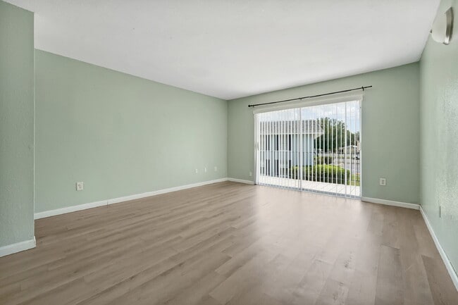 Building Photo - "Bright 2-Bed, 2-Bath Condo Retreat with Pool & Lake Views"