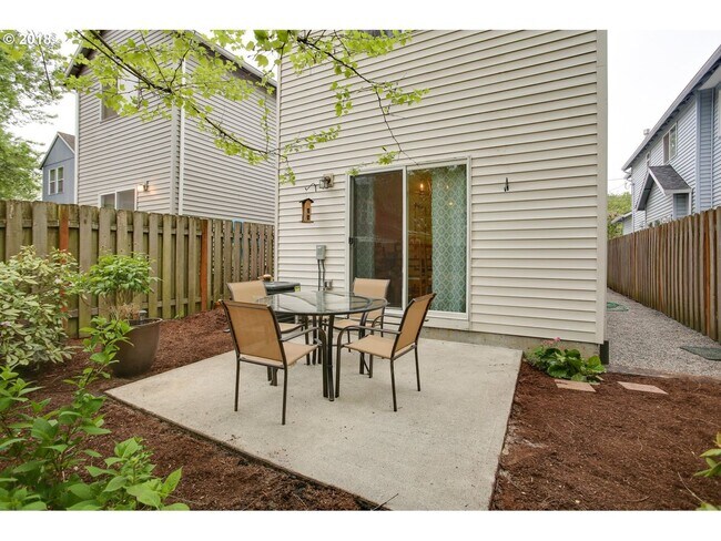 Building Photo - Charming North Portland 3 Bed 2.5 Bath Kenton Neighborhood House ~ Garage, A/C & Washer & Dryer!