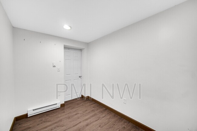 Building Photo - 314 S Jasper St