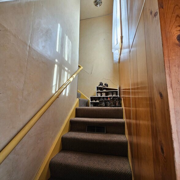 Entryway - 419 Franklin St