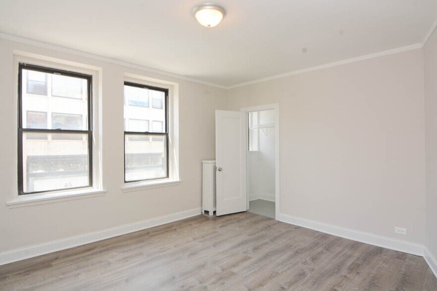 Building Photo - 3335 W Diversey Ave