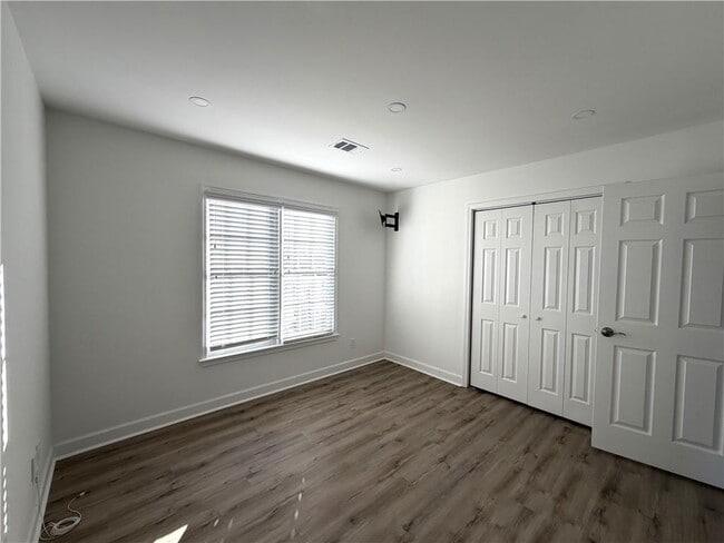 Building Photo - 4865 Chesterfield Ct