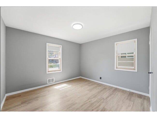 Building Photo - 1697 Rose Pl W