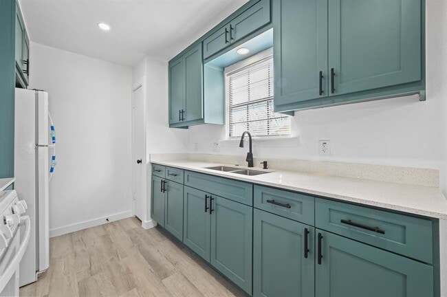 Building Photo - 5545 Pine Pl