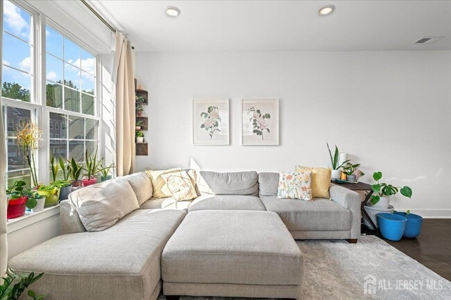 Building Photo - 33 Veterans Wy