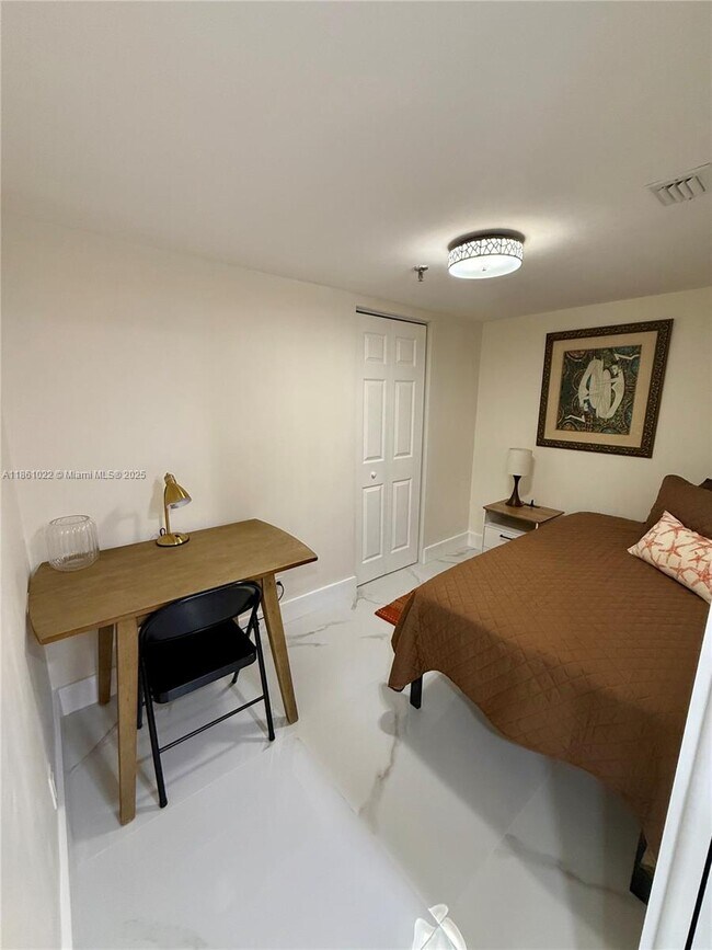 Building Photo - 2625 Collins Ave