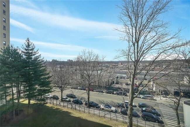 Building Photo - 3 Fordham Hill Oval