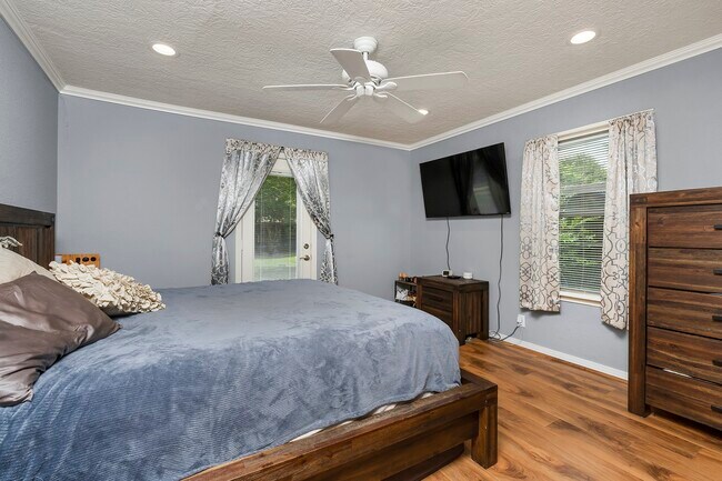 Building Photo - 1034 Nashua St