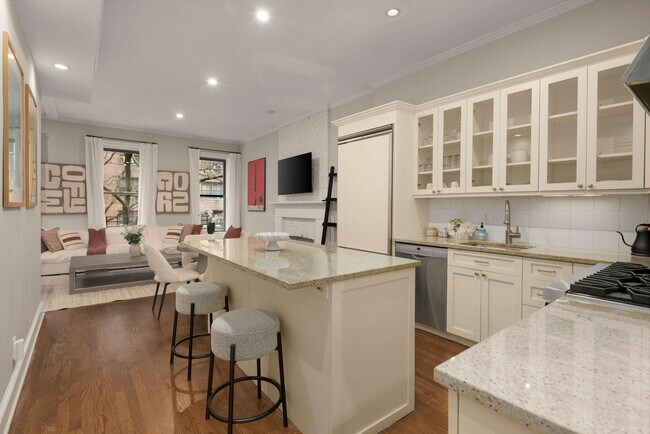 Building Photo - 49 W 16th St