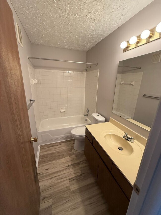 Building Photo - 2 bedroom condo available!