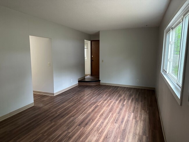 Building Photo - 1 bedroom 1 Bathroom Lower of Level Duplex...