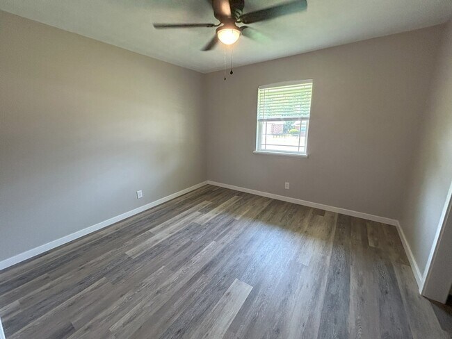 Building Photo - 210 Sanders Ave