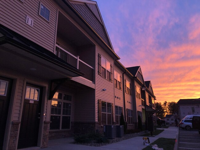 Building Photo - 808 W Creek Ln
