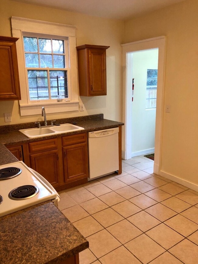 Building Photo - 2BD/1BA in the heart of Uptown
