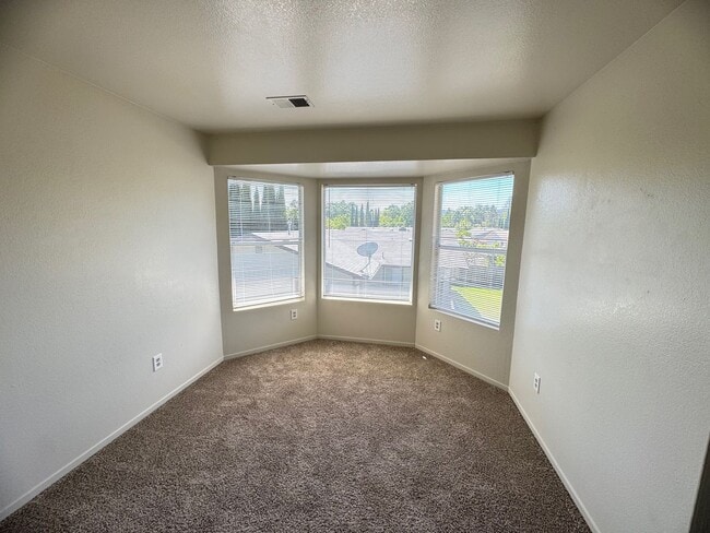 Building Photo - Charming 3 bedroom 1.5 bathroom Two story Town House with an attached garage.