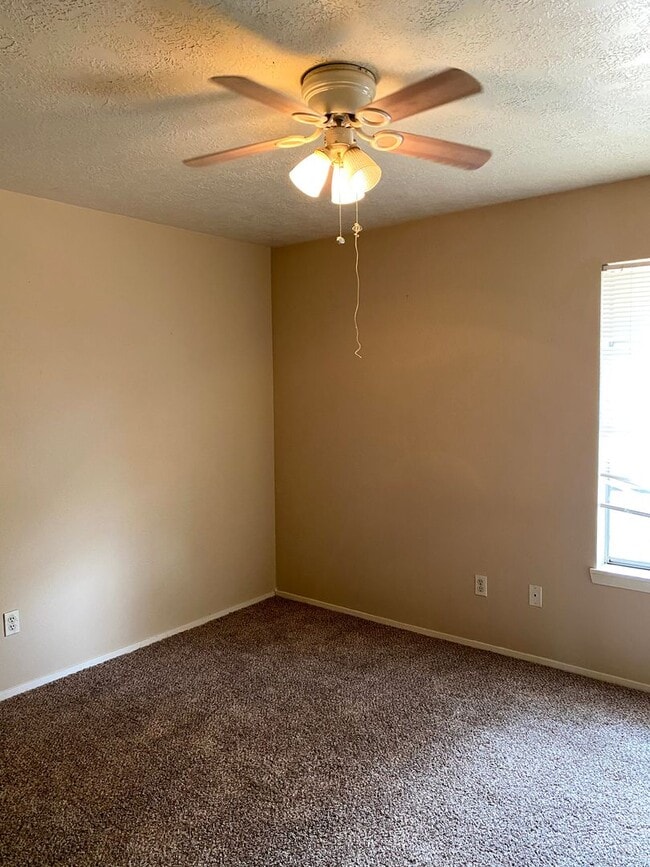 Building Photo - 2/1 Duplex Available 7/29/2026!