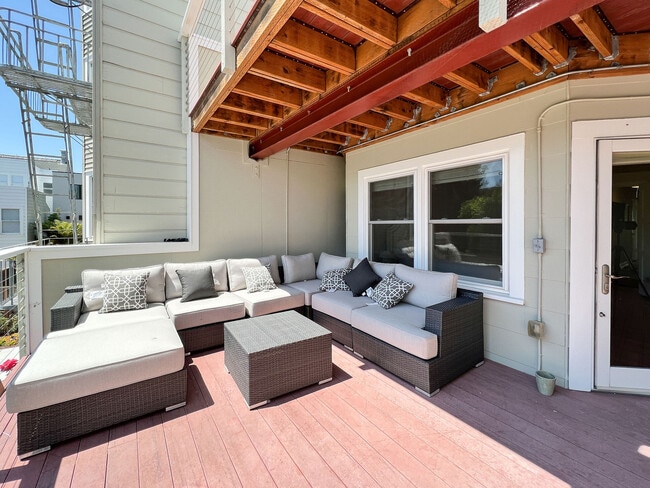 Building Photo - 2255 Beach St