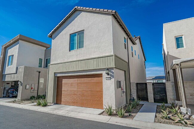 Building Photo - 3 Bedroom 3 Bath Five Point Home