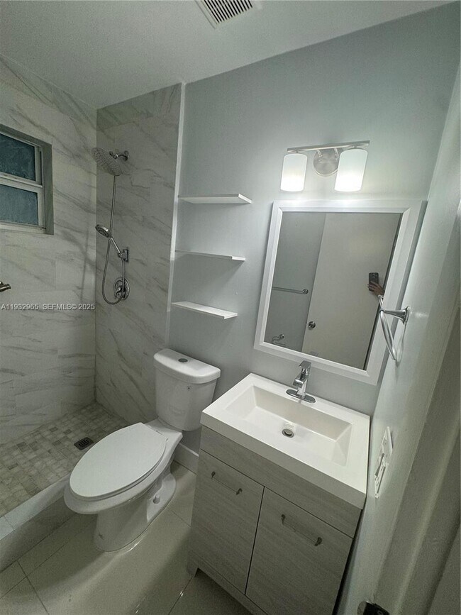 Building Photo - 1020 N 74th Terrace