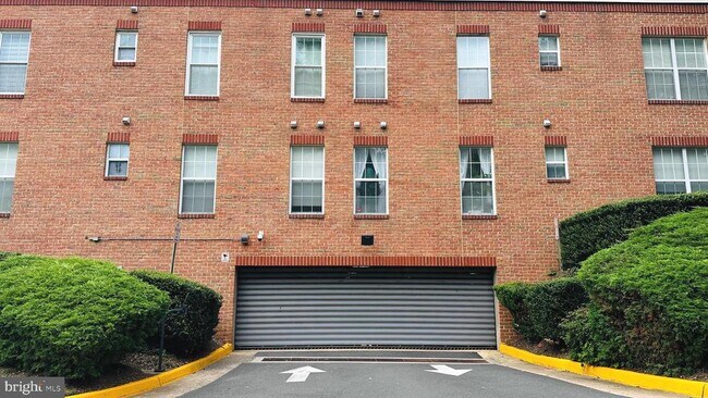 Building Photo - 7011 Falls Reach Dr