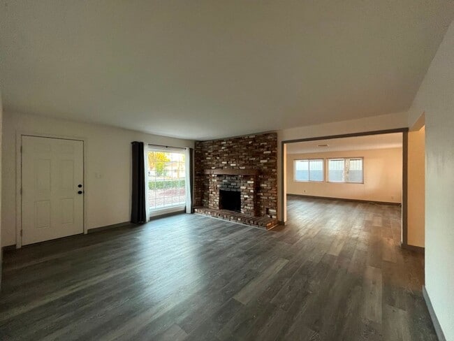 Building Photo - MOVE-IN READY 4+2 w/upgrades + tons of parking!