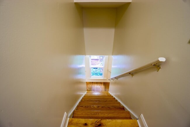 Building Photo - Available 8/1/26 - Single Family Home With...
