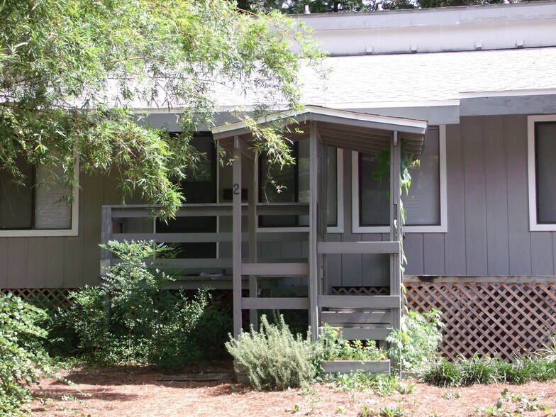Building Photo - 848 E College Ave
