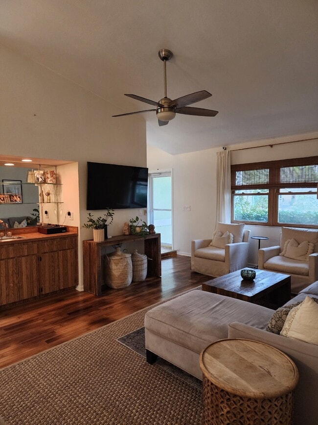 Building Photo - Pool home in Historic Tarpon Springs