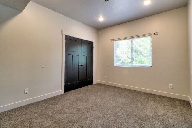 Building Photo - 67 E 500 S