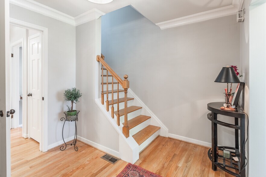 Building Photo - 906 Putney St