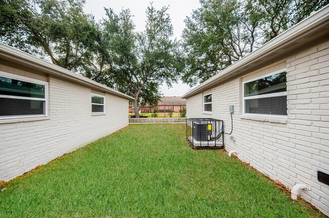 Building Photo - 5040 Mallow St