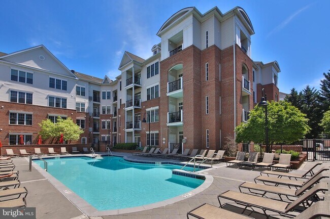 Primary Photo - 300 W Elm St