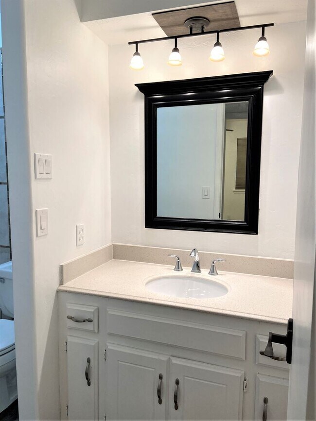Building Photo - Spacious 3-Bedroom Home with Modern Amenit...