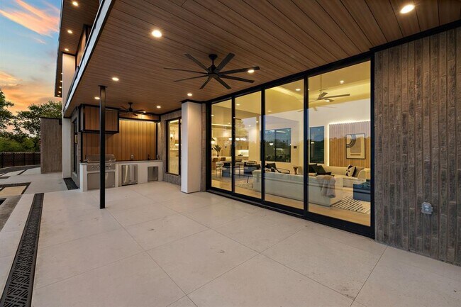 Building Photo - 2401 Oakhaven Cir