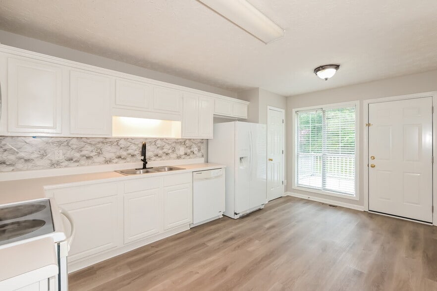 Building Photo - 9385 Eagles Landing Dr