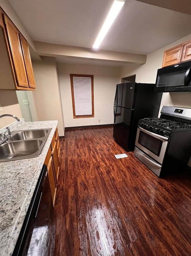 Building Photo - 112 Hazel St