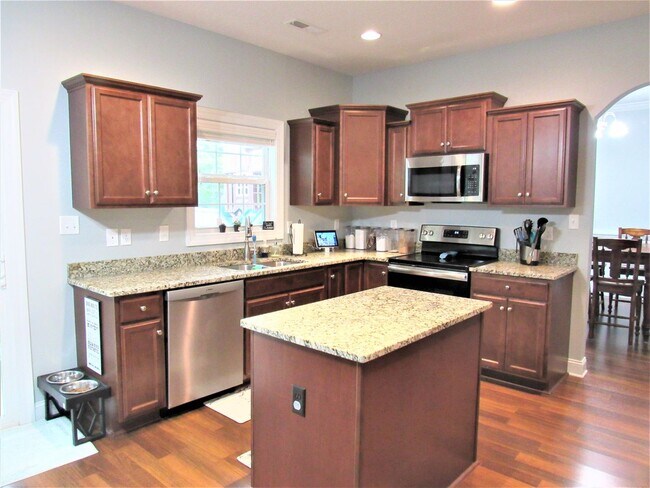 Building Photo - 4 Bedroom 2.5 Bath Onslow Bay