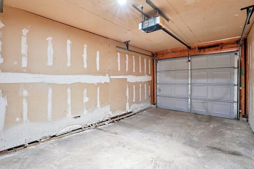 Building Photo - 18669 Clear View Ct